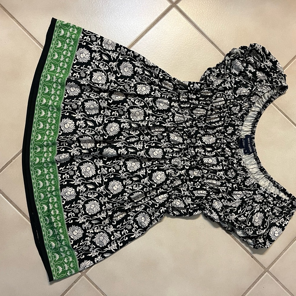 Summer Top Size Small Max Edition Brand. Super cute with short, skinny pants